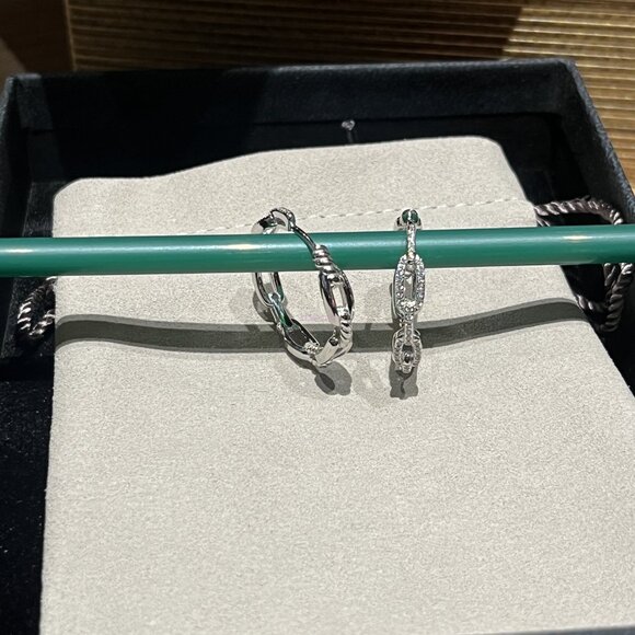 D̲a̲v̲i̲d̲ ̲Y̲u̲r̲m̲a̲n̲ Silver Earrings - Picture 3 of 6